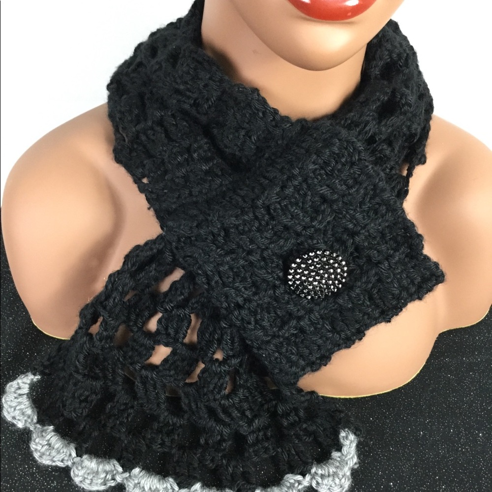*NWOT*Handmade Crocheted Women's Scarf